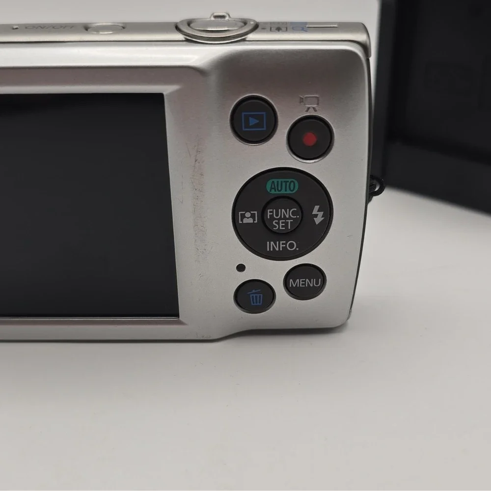 Canon PowerShot ELPH 180 20MP 8x Optical Zoom Silver Camera w Battery & Charger